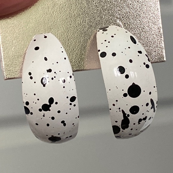 Vintage 80s black and white splatter paint crescent earrings Dalmatian Cow style - Picture 2 of 6